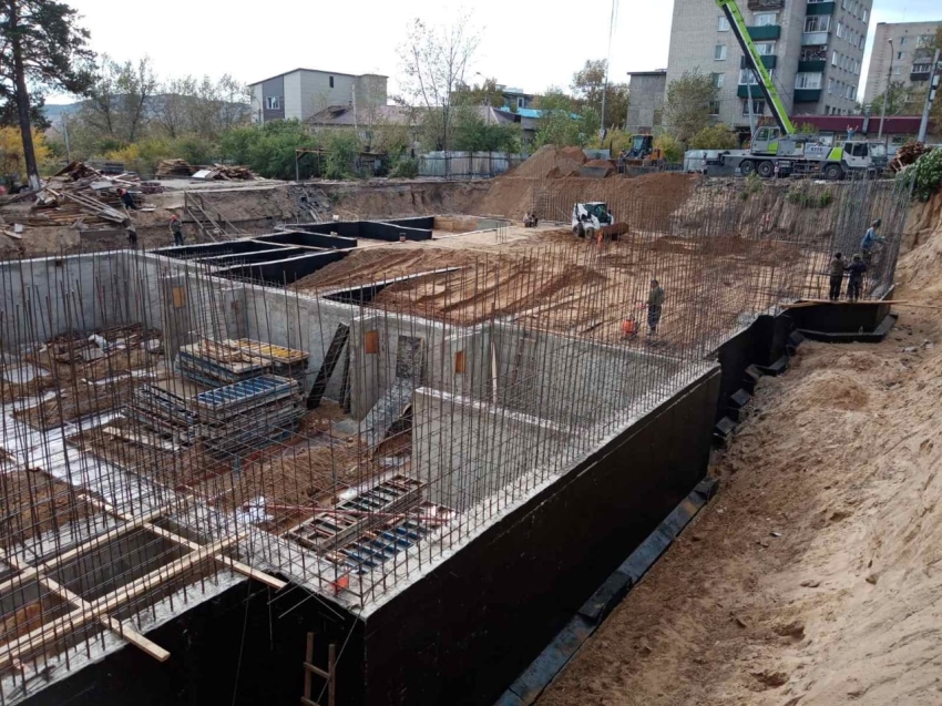Строители возводят цокольный этаж нового здания театра кукол в Чите 